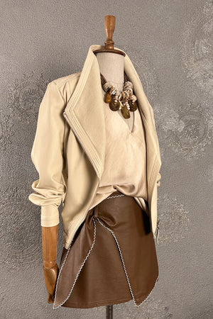 Krem triko detaylı deri ceket, kahverengi leather, çiçek aksesuarlı, oversize kesim, kadın moda, önden görünüm