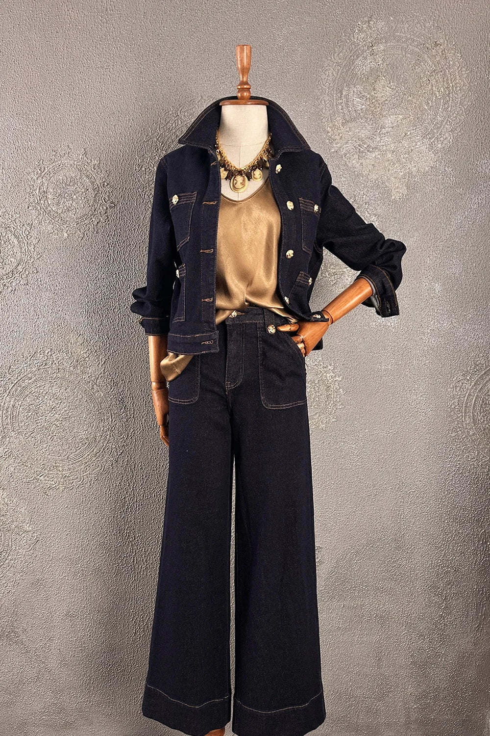 Lacivert kot ceket, altın rengi bluz, geniş paça jean, cep detaylı, kadın denim takım, önden görünüm