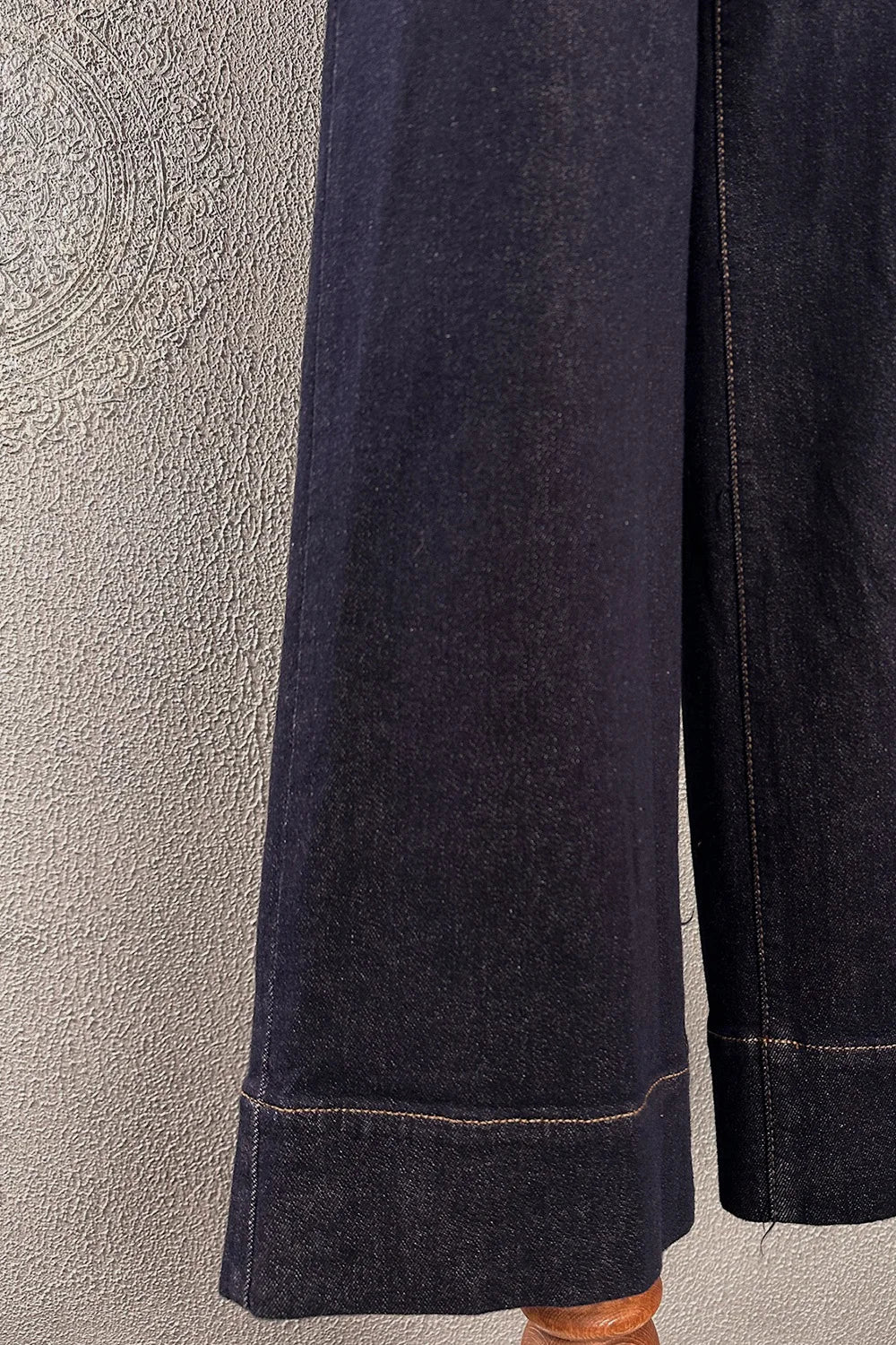 Lacivert kot ceket, cep detaylı, dar kesim, kadın giyimi, yandan görünüm, denim kumaş