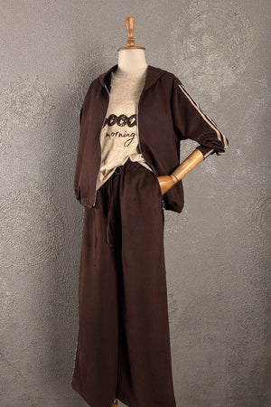 Kahverengi nubuk eşofman takımı, good morning baskılı tişört, kadın oversize kesim, fermuarlı hoodie, önden görünüm