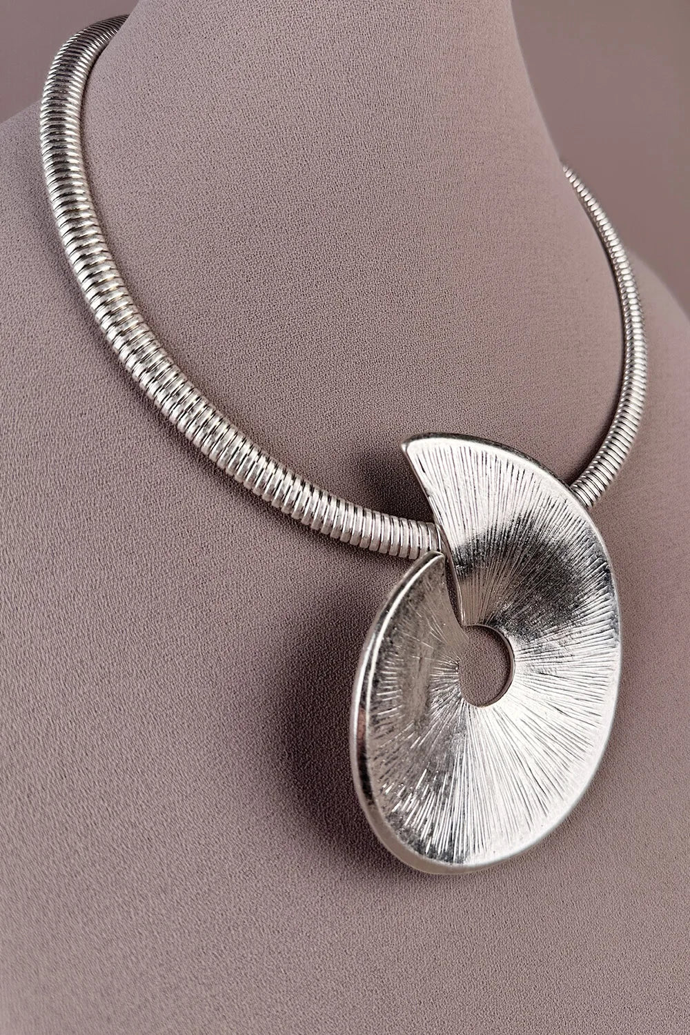 Modern Tasarımlı Kolye