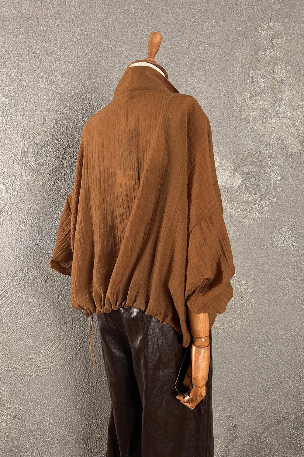 Kahverengi tül ceket, balon kollu, hafif dokulu kumaş, kadın oversize kesim, yandan görünüm