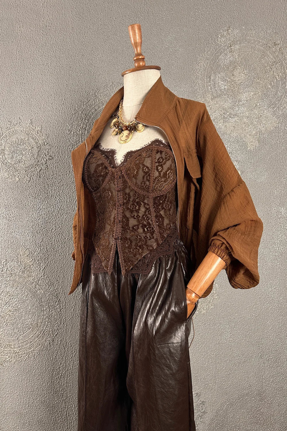 Kahverengi deri kadın pantolon, dantel bustier top, tül ceket, şık kombinasyon, önden görünüm