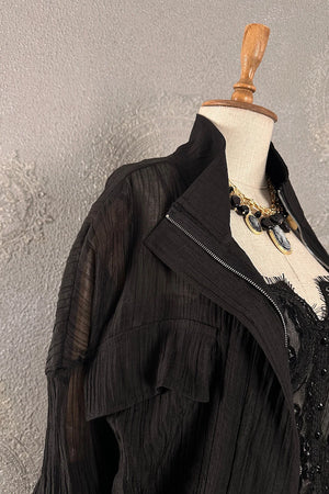 Siyah tül ceket, uzun kollu, çizgili kumaş, fermuarlı, detaylı aksesuar, kadın moda, yandan görünüm