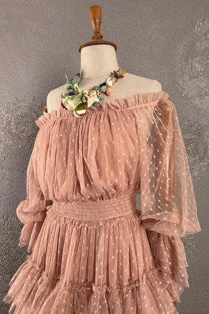 Pudra pembe tül elbise, çiçek detaylı, off-shoulder kesim, volanlı etekli, romantik stil