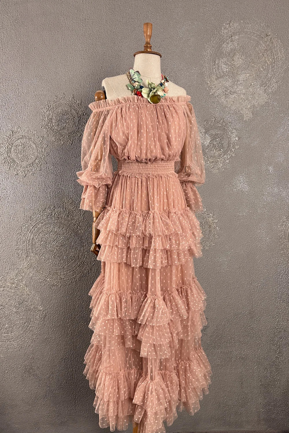 Pudra pembe tül elbise, puantiyeli desen, volanlı katmanlı etekli, omuz açık tasarım, uzun kesim