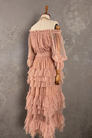 Pudra pembe tül elbise, polka dot desen, volanlı etekli, off-shoulder kesim, uzun kollu, yandan görünüm