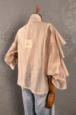 Bej renk volanlı gömlek, hafif dokulu kumaş, oversize kesim, arkadan görünüm