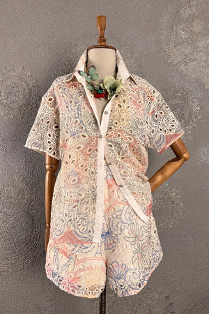 Krem rengi dantel işlemeli gömlek, pastel çiçek deseni, kısa kollu, oversize kesim, ön görünüş