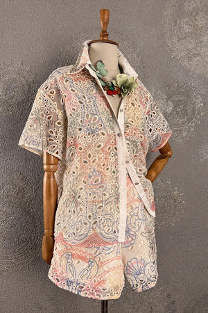 Krem renk dantel takım, pastel çiçek desenli, kısa kollu, oversize kesim, detaylı nakış işlemeli