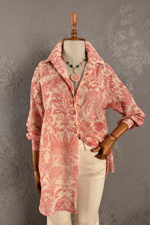 Pembe desenli gömlek, vintage çiçek motifi, uzun kollu, oversize kesim, ön görünüm