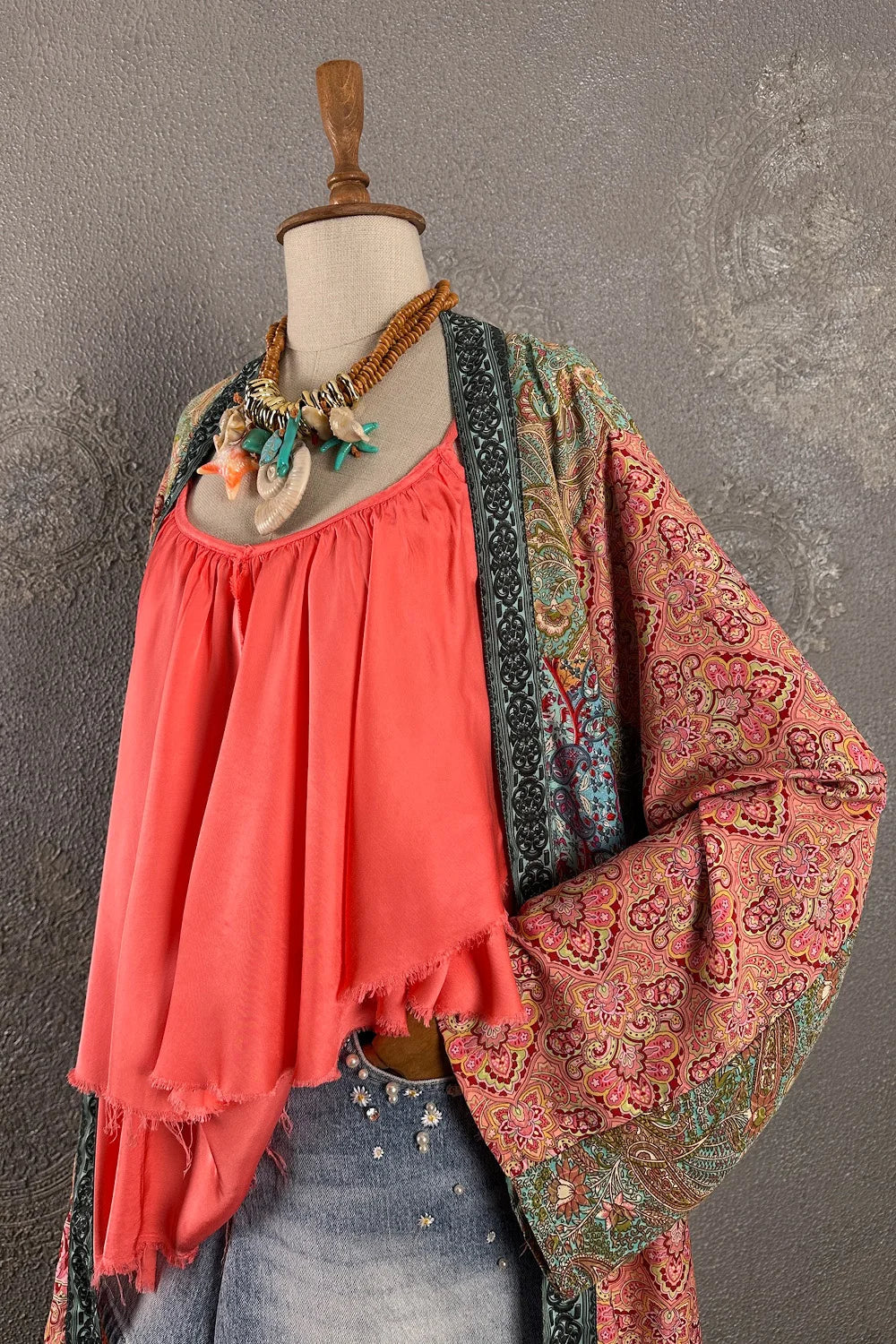 Mercan ipek kimono, çiçek desenli, altın detaylı, kadın boho tarzı kaftanı, yandan görünüm