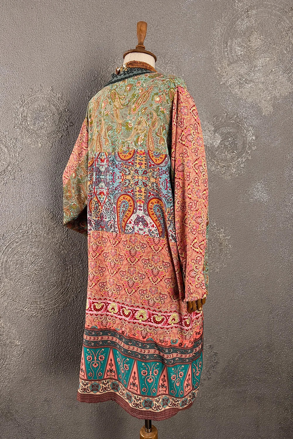 Renkli ipek kimono, çok renkli paisley ve geometrik desenleri, uzun kollu, açık kesim, yandan görünüm, kadın giyim aksesuar.
