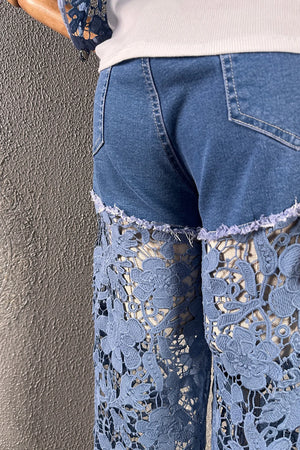 Mavi denim pantolon, dantel detaylı paça, yırtık kesim, yan görünüm