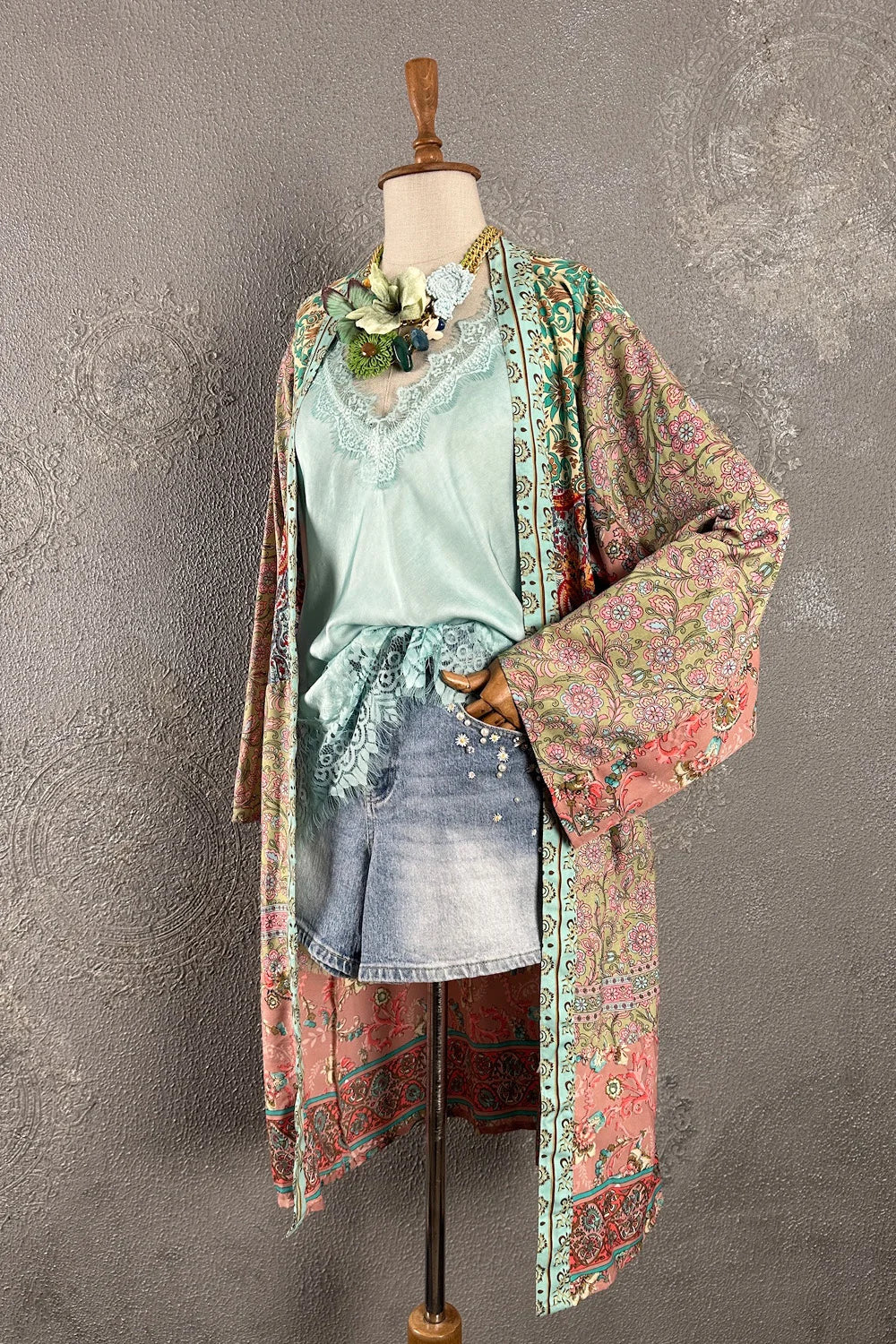Mint yeşili ipek kimono, çiçek desenli, dantel yakalı, açık kesim, kadın moda aksesuar, yandan görünüm
