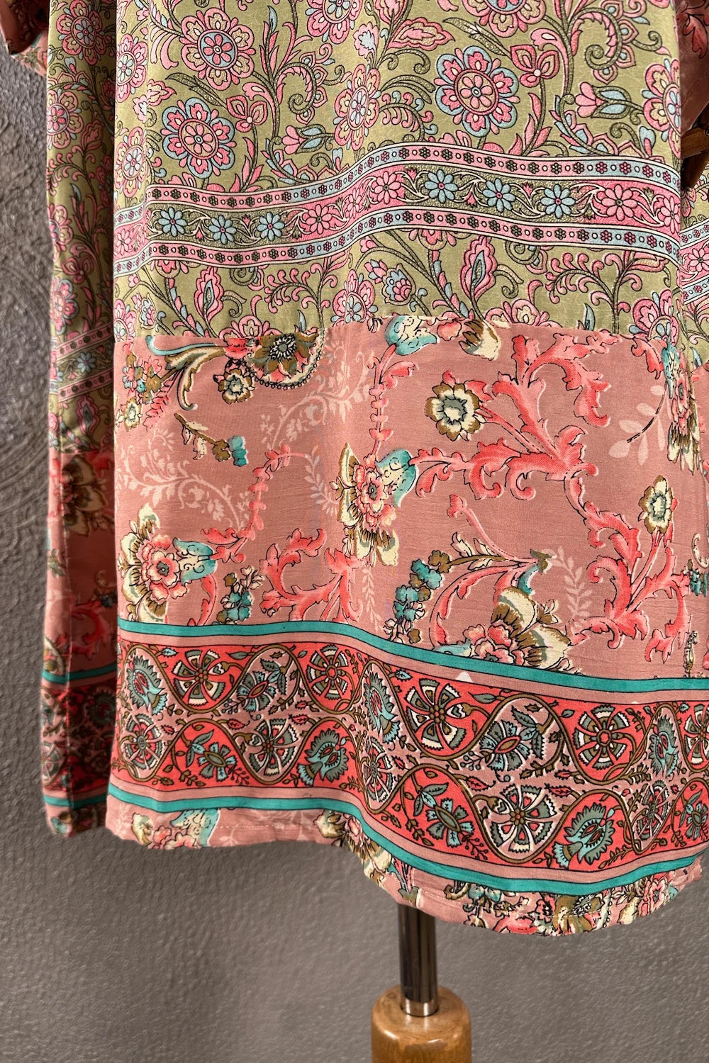 Pembe ipek kimono, çiçek desenli, turkuaz detaylı, uzun kollu, kadın giyim, detay görünüm