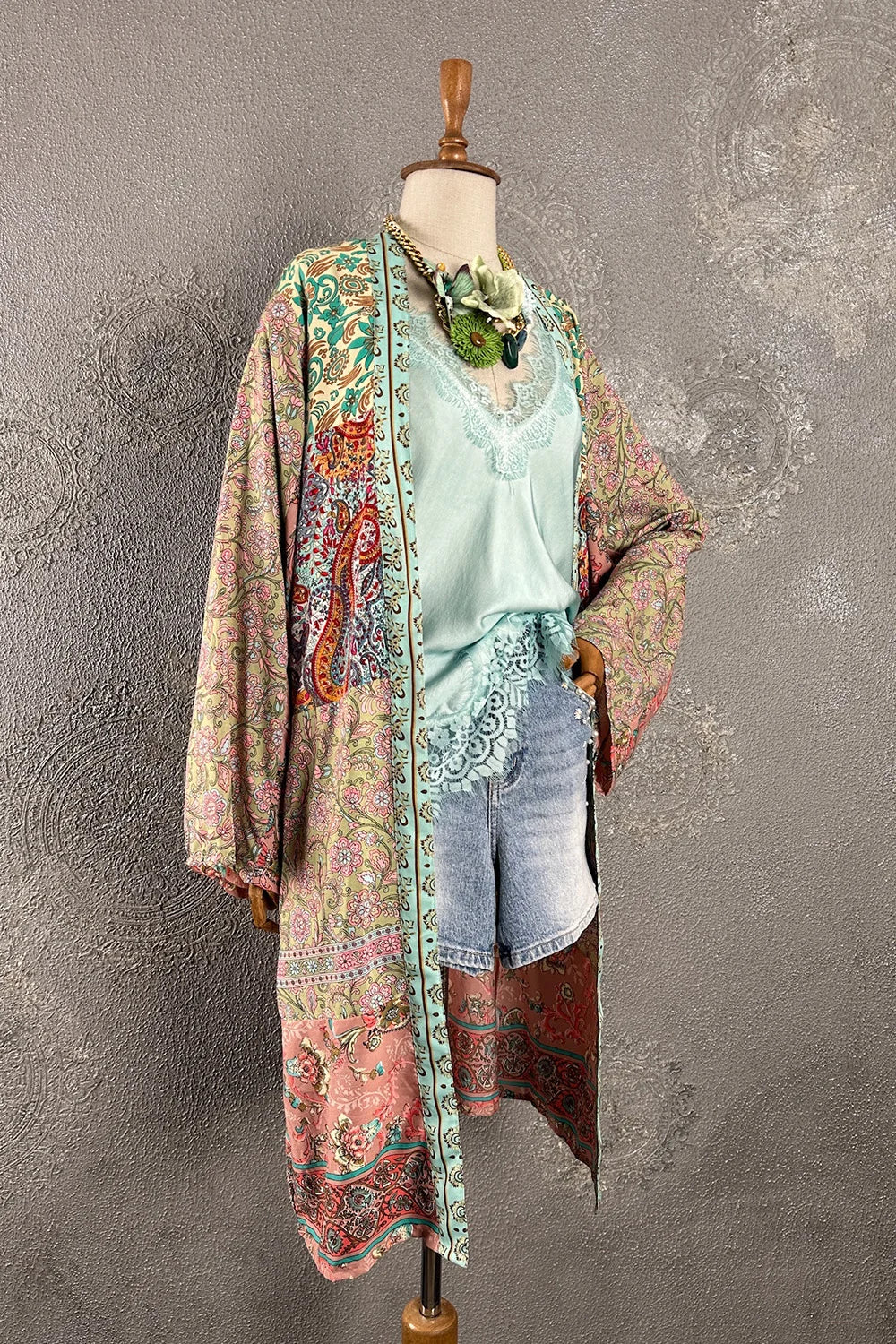 Renkli ipek kimono, çiçek desenli, uzun kesim, açık mavi kadın üstü, vintage tarzı, yandan görünüm