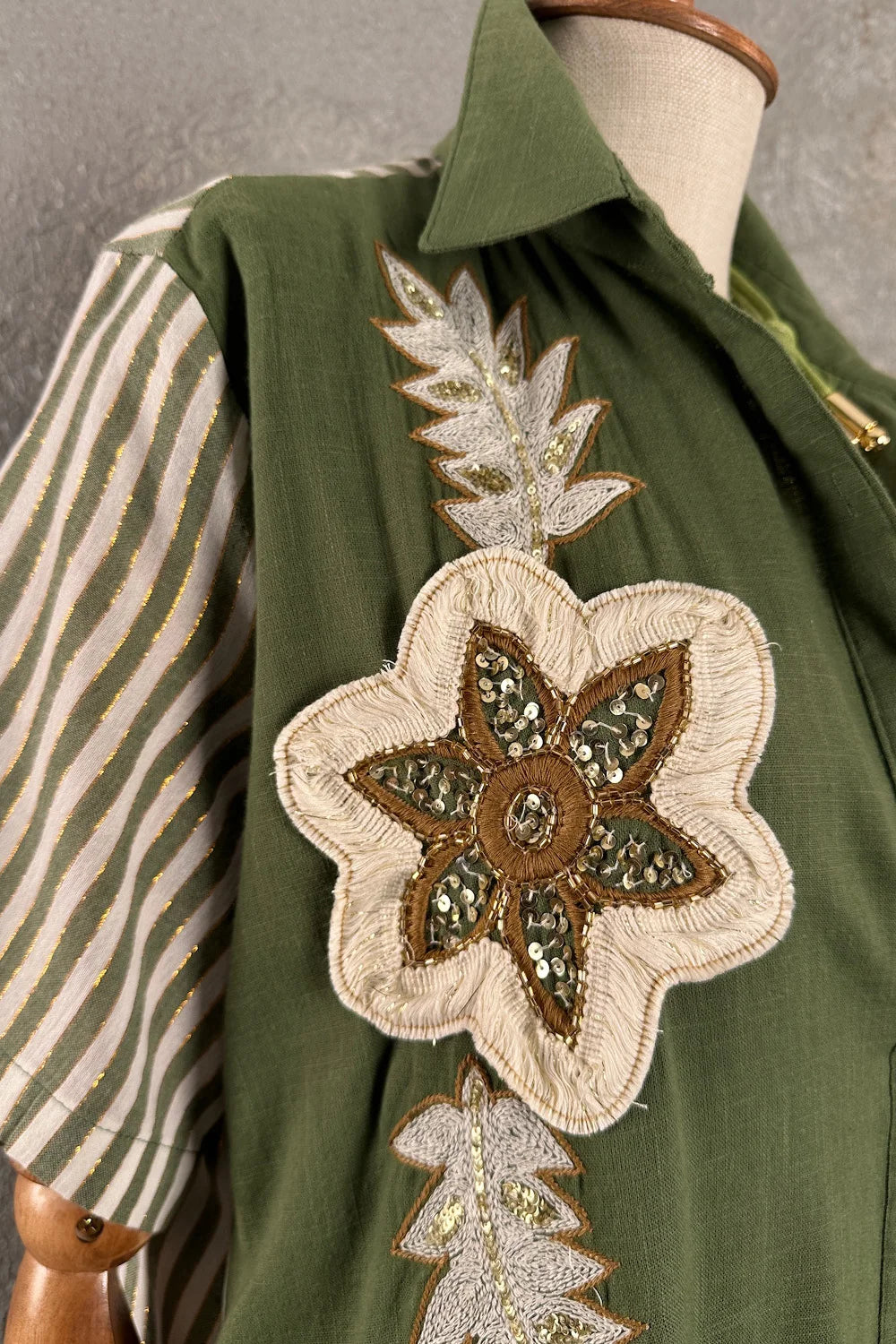 Yeşil bohem elbise, nakışlı çiçek detaylı, çizgili kollu, vintage stil, ön görünüm