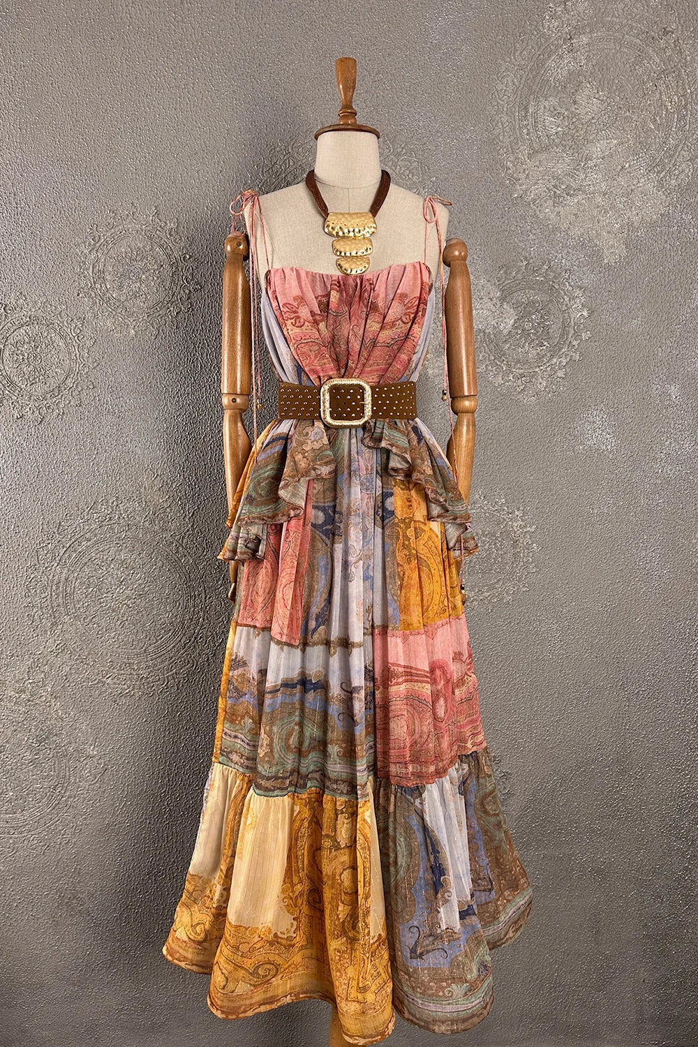 Renkli desenli maxi elbise, kadın, pembe üst, çok renkli etekli, vintage stil, kuşak detaylı, önden görünüm