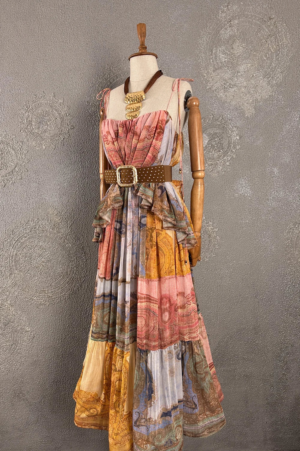 Renkli desenli maxi elbise, kadın, çok renkli patchwork kumaş, fırfırlı etekli, kuşak detaylı, önden görünüm