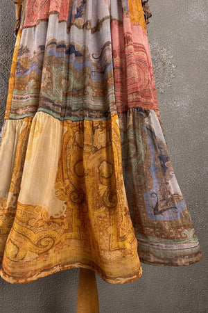 Renkli desenli maxi elbise, katmanlı kesim, vintage stil, detay görünüm, kadın giyim