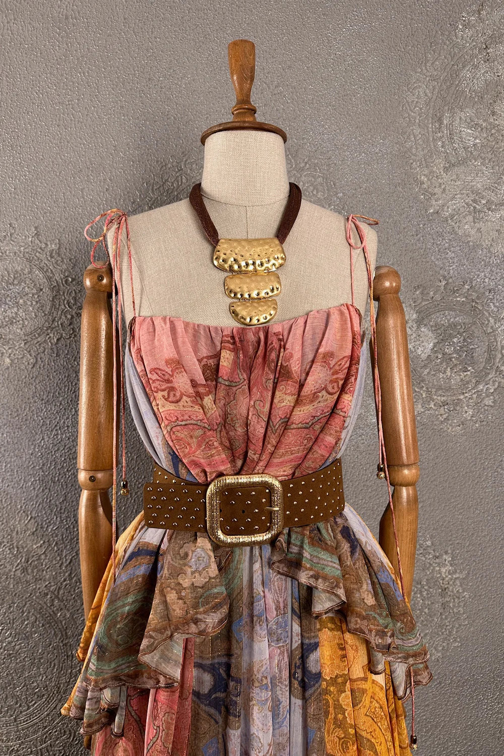 Pembe desenli maxi elbise, altın aksesuar detaylı, kadın için, vintage tarzı, önden görünüm