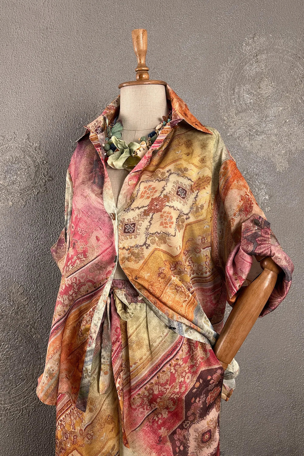 Renkli desenli saten kadın kimono, çiçek motifli, vintage tarzı, açık kesim, önden görünüm