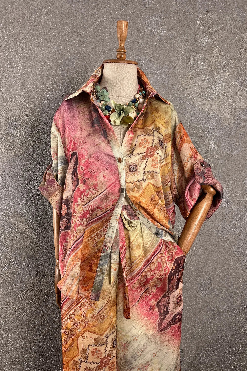 Renkli desenli saten kadın kimono, vintage çiçek motifli, oversize kesim, önden görünüm