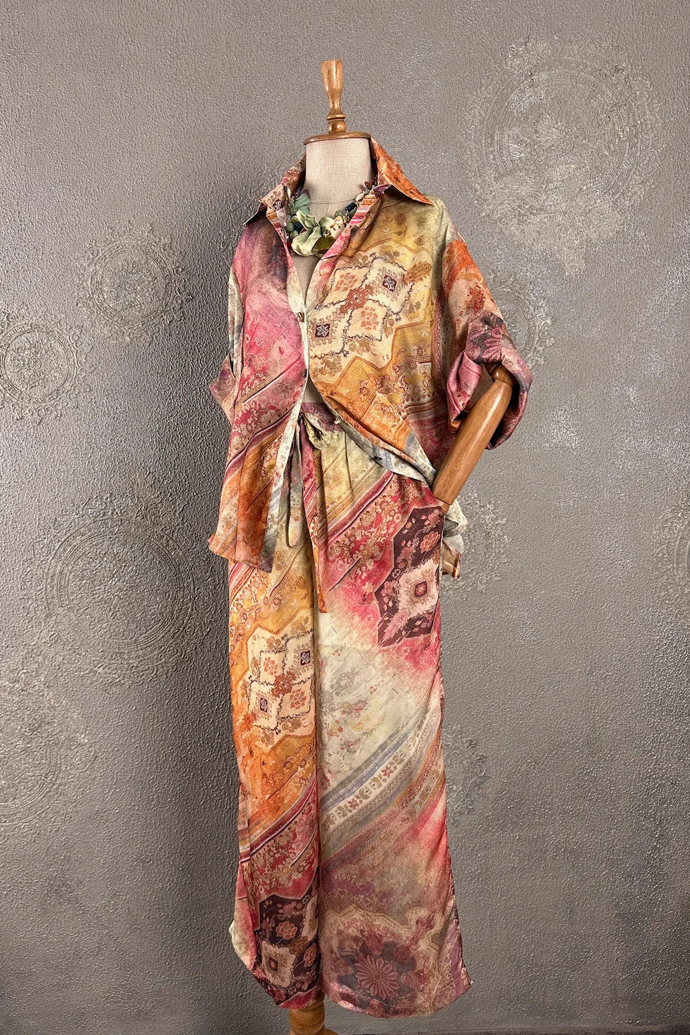 Renkli desenli saten kadın takımı, çok renkli baskılı, geniş kesim, önden görünüm, vintage stil