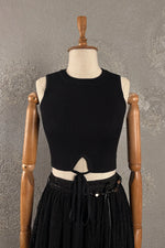 Siyah ribli kadın crop bluz, çıkartmalı kesim, kolsuz tasarım, önden görünüm, modern tarz