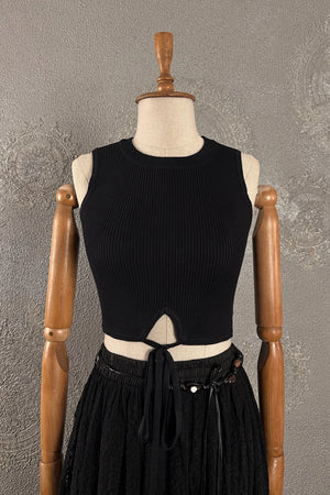 Siyah ribli kadın crop bluz, çıkartmalı kesim, kolsuz tasarım, önden görünüm, modern tarz