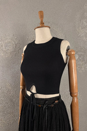 Siyah ribli crop triko bluz, kadın kolsuz üst, açık yan detaylı, modern kesim, önden görünüm