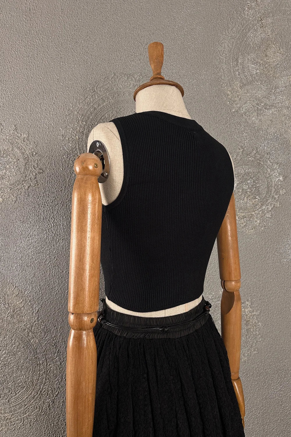 Siyah ribli kadın crop triko bluz, krem detaylı, kolsuz kesim, yandan görünüm, butik tasarım