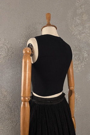 Siyah ribli kadın crop triko bluz, krem detaylı, kolsuz kesim, yandan görünüm, butik tasarım