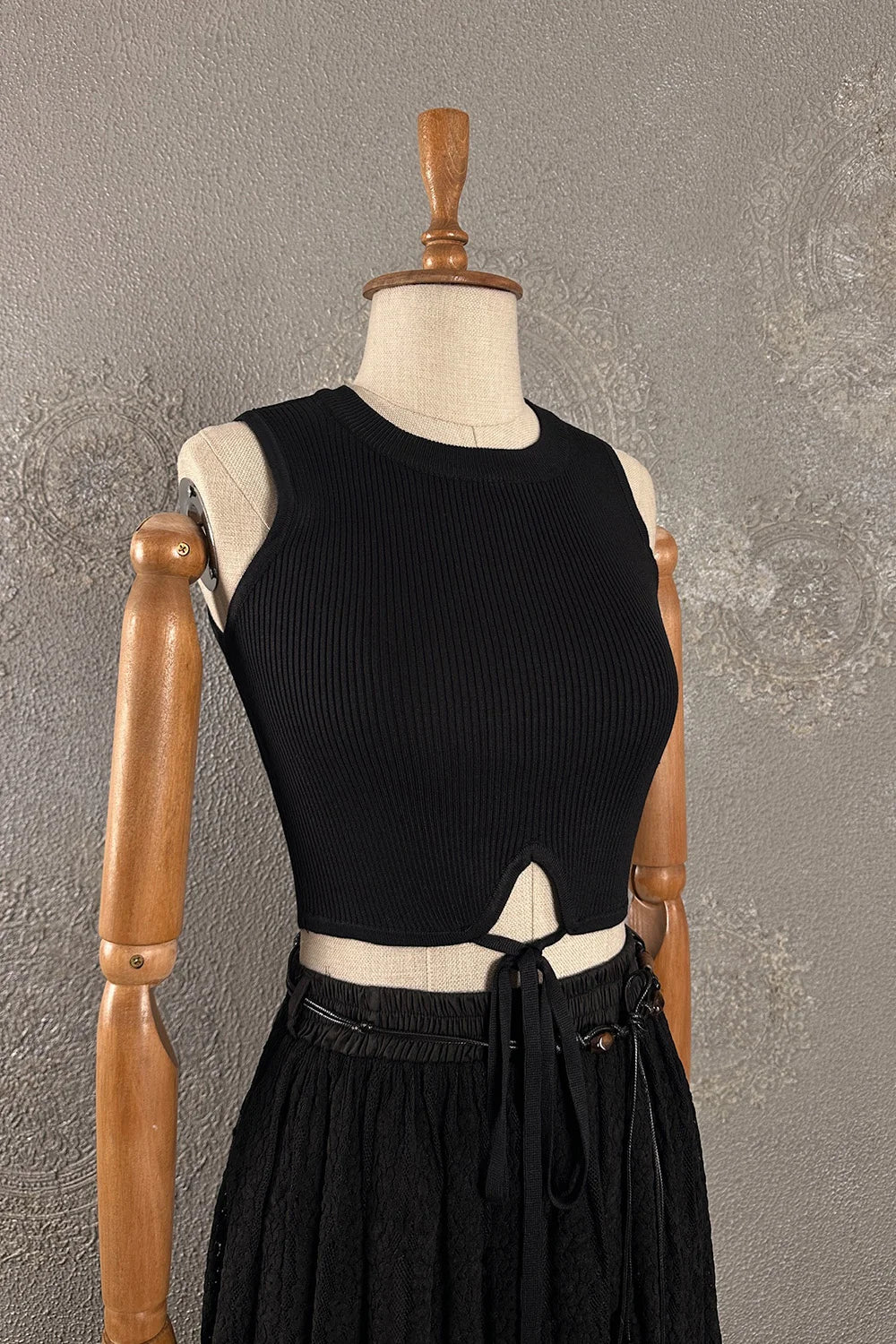 Siyah ribli kadın crop bluz, açık arka detaylı, kolsuz kesim, elastik bel, önden görünüm