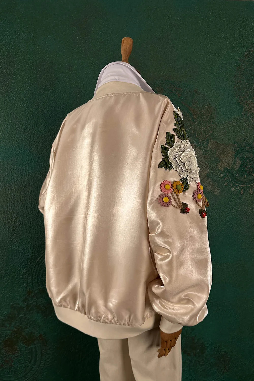İşlemeli Parlak Ceket