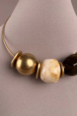 Altın zincirli üç taş kolye, bej ve kahverengi doğal taş detaylı kadın aksesuar, şık tasarım