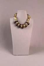 Altın ve kahverengi boncuklu kısa kolye, parlak metal ve ahşap detaylı, ön görünüm