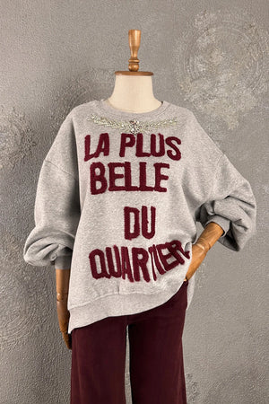 Gri nakış detaylı oversize sweatshirt, bordo yazı baskılı, kadın giyim, rahat kesim, önden görünüm