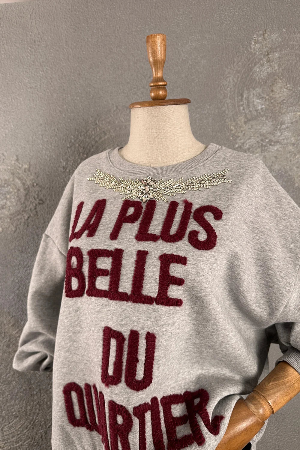 Gri nakışlı oversize sweatshirt, bordo yazı detaylı, kadın giyim, önden görünüm, rahat kesim