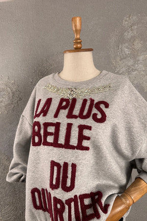 Gri nakışlı oversize sweatshirt, bordo yazı detaylı, kadın giyim, önden görünüm, rahat kesim
