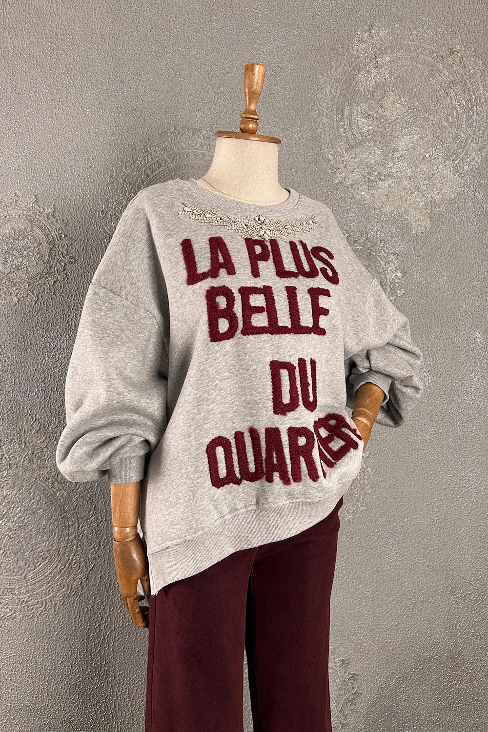 Gri nakış detaylı oversize sweatshirt, bordo baskılı yazı, kadın koleksiyonu, rahat kesim, önden görünüm