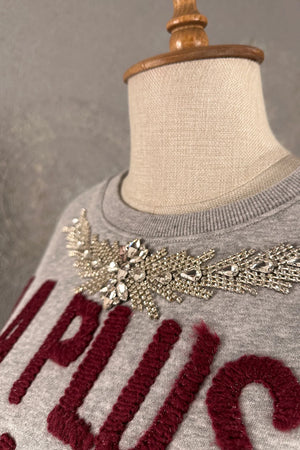 Gri oversize sweatshirt, bordo nakış detaylı, taş ve kristal süslemeli, kadın giyim, önden görünüm