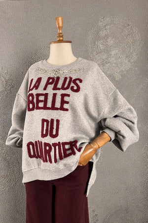 Krem oversize sweatshirt, bordo nakış detaylı yazı baskısı, kadın giyim, rahat kesim, önden görünüm