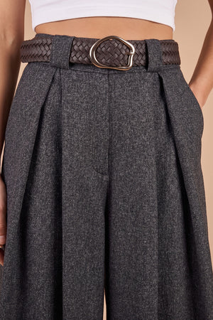 Gri dokuma kadın pantalonu, geniş paça kesimi, dokuma kemer detaylı, önden görünüm, klasik stil
