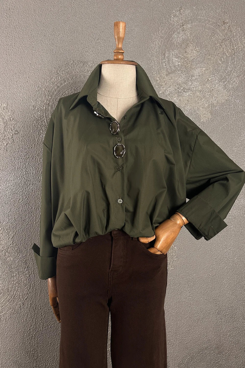 Haki yeşil kısa gömlek, aksesuar detaylı, geniş kesim, kadın moda, önden görünüm