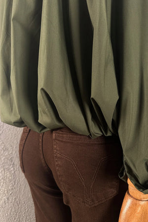 Haki yeşil kısa gömlek, kahverengi denim pantolon, yandan detay görünüm, kadın casual kombin