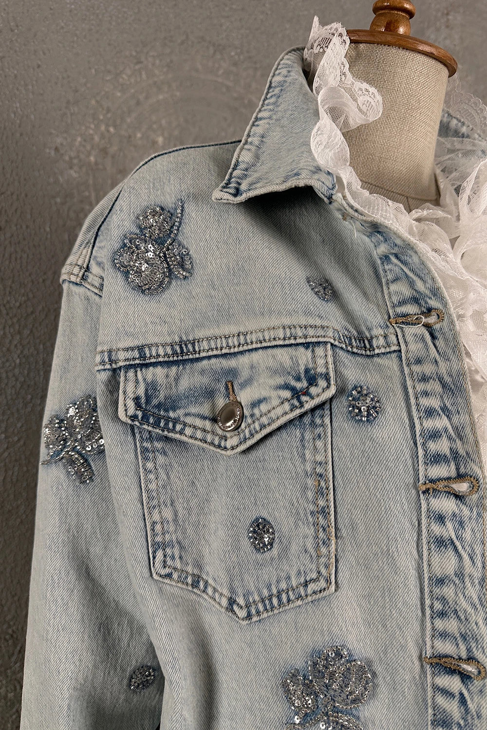 Boncuk İşlemeli Denim Gömlek