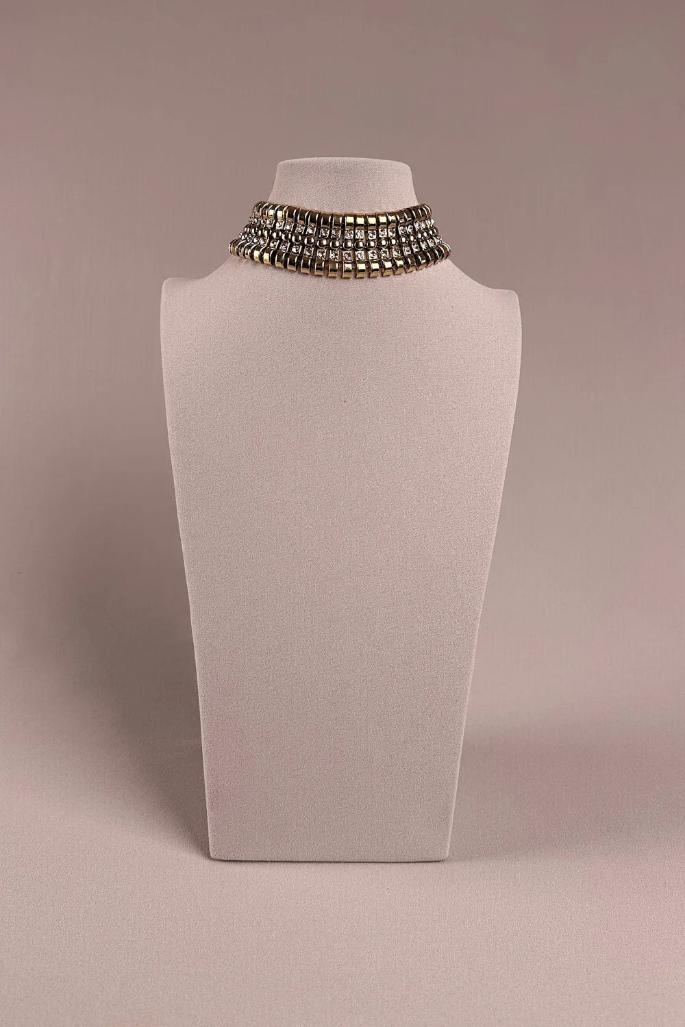 Altın taşlı zırh kolye, kadın aksesuar, metal örgü tasarım, choker stil, önden görünüm