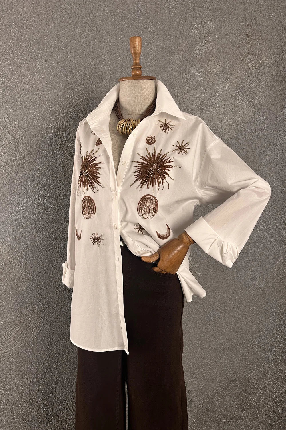 Krem işlemeli oversize gömlek, kahverengi ay ve yıldız detaylı, geniş kollu, kadın moda, önden görünüm